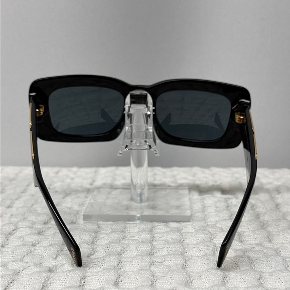 Versace Black Sunglasses with Rectangular Frame - Picture 5 of 9
